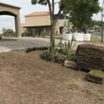 Jardín con transición suave entre arquitectura y naturaleza en Casa La Toscana, paisajismo integral.