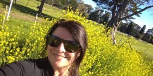 Living comedor integrado con grandes visuales al exterior en casa moderna de Zona Norte