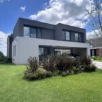 exterior-vivienda-ampliada-frente-puertos-despues